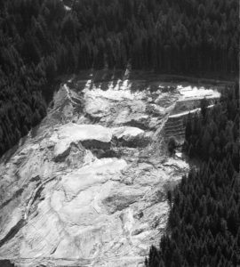 Die Deponien gleich nach dem Einsturz. Der im unteren Becken befindliche Schlamm stürzte nicht einfach nach unten, sondern wurde zunächst wie eine Flutwelle geradezu nach oben geschleudert.