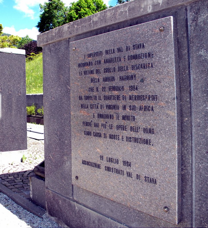 La lapide, presso il cimitero di S.Leonardo a Tesero, che ricorda le Vittime del disastro di Merriespruit, in Sud Africa, avvenuto nel 1994