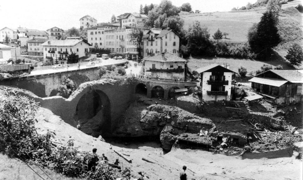 Parte della colata di fango traboccava sopra i ponti di Tesero, danneggiando quello più antico, mentre la maggior parte passava sotto gli archi.