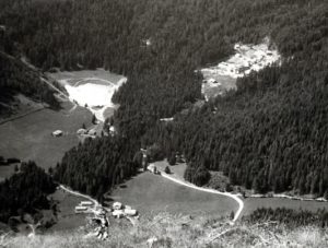 La discarica e l'impianto nel 1964 visti dal monte Cornon