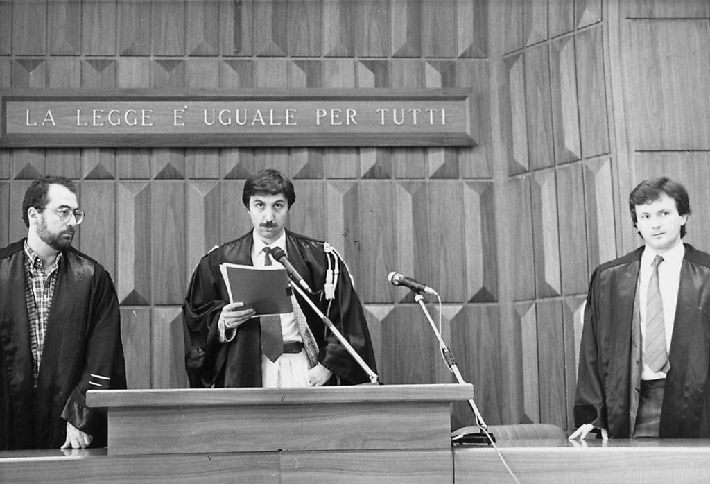 8 luglio 1988. Il presidente del Tribunale dà lettura del dispositivo della sentenza.