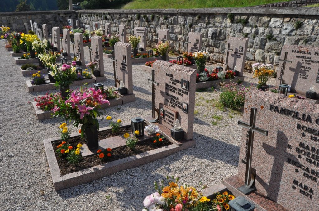 Le lapidi delle Vittime del comune di Tesero sepolte nel cimitero di S.Leonardo