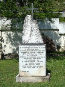 La stele al cimitero di Fortogna