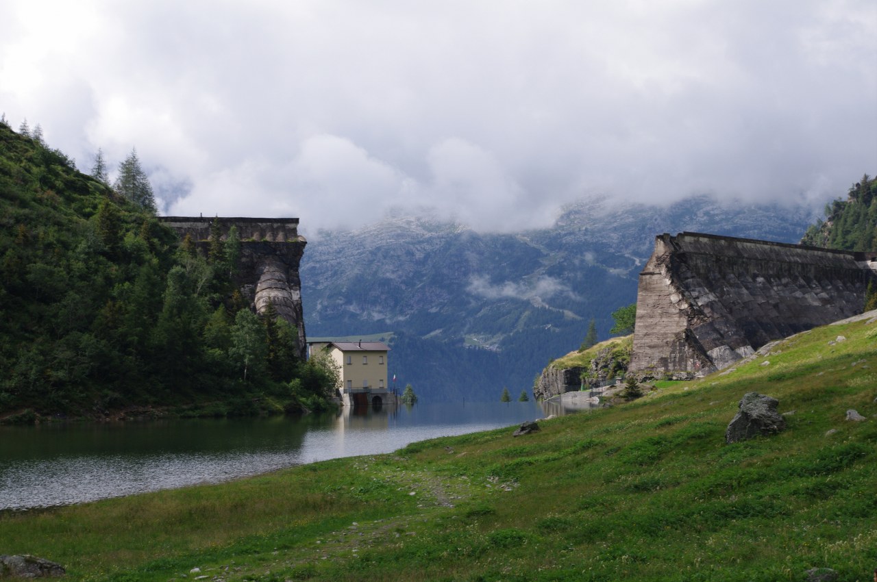 I tronconi ancora in piedi della diga del Gleno.