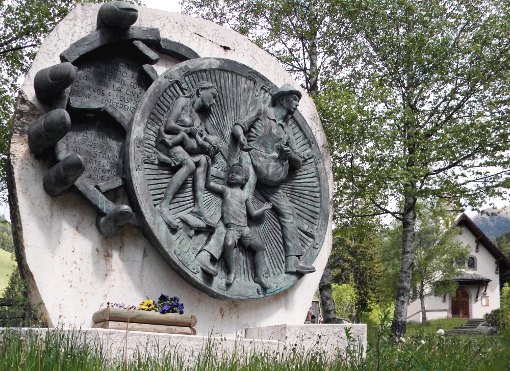 Il monumento donato dalle popolazioni del Vajont presso la chiesetta della Palanca a Stava