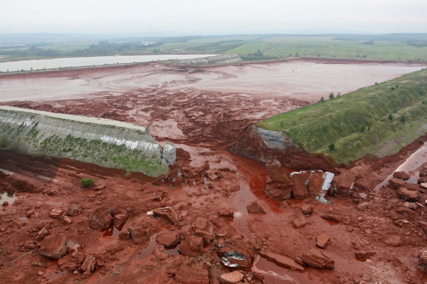 The collapse of the Ajka reservoir on 4th October 2010