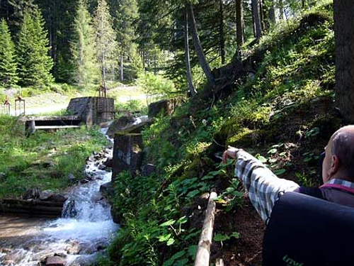 Il punto informativo nei pressi della presa d'acqua sul rio Stava.