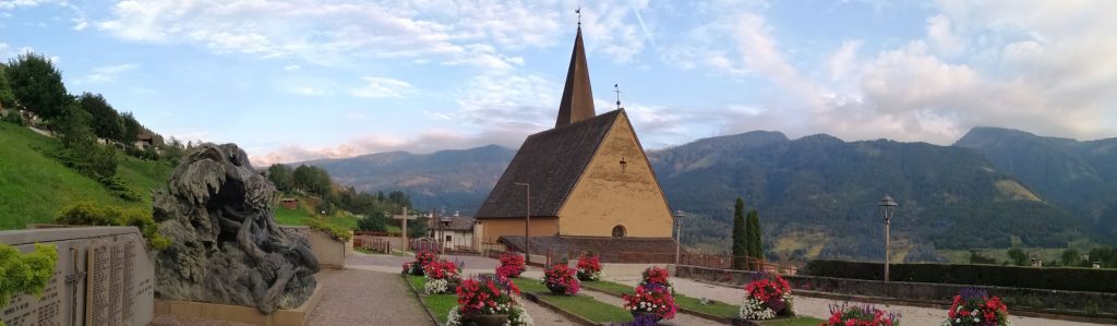 Le fosse comuni nel cimitero di San Leonardo a Tesero.