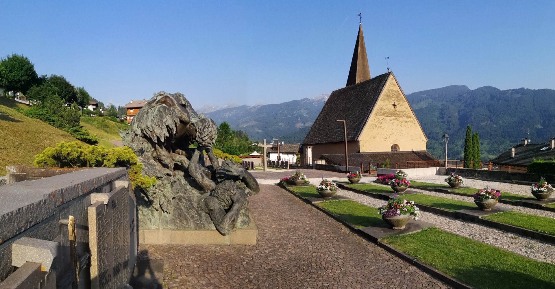 Il Cimitero delle Vittime presso la chiesa di S.Leonardo a Tesero