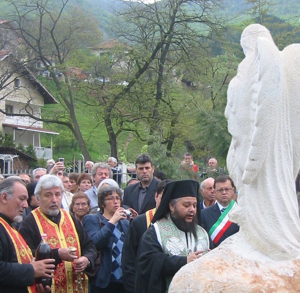 Das den Opfern gewidmete Denkmal wurde vom Gemeindevorsteher von Sgorigrad, Asen Petrov, und dem Bürgermeister von Vratza, Totyu Mladenov, enthüllt. 
Bei der Feierlichkeit waren auch der Botschafter Italiens in Bulgarien, Stefano Benazzo, und der Vizebürgermeister von Tesero, Giovanni Zanon, anwesend.