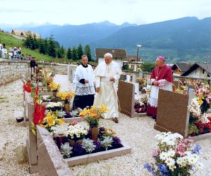 Il Papa con l’Arcivescovo di Trento Giovanni Maria Sartori e il Parroco di Tesero Giovanni Conci.