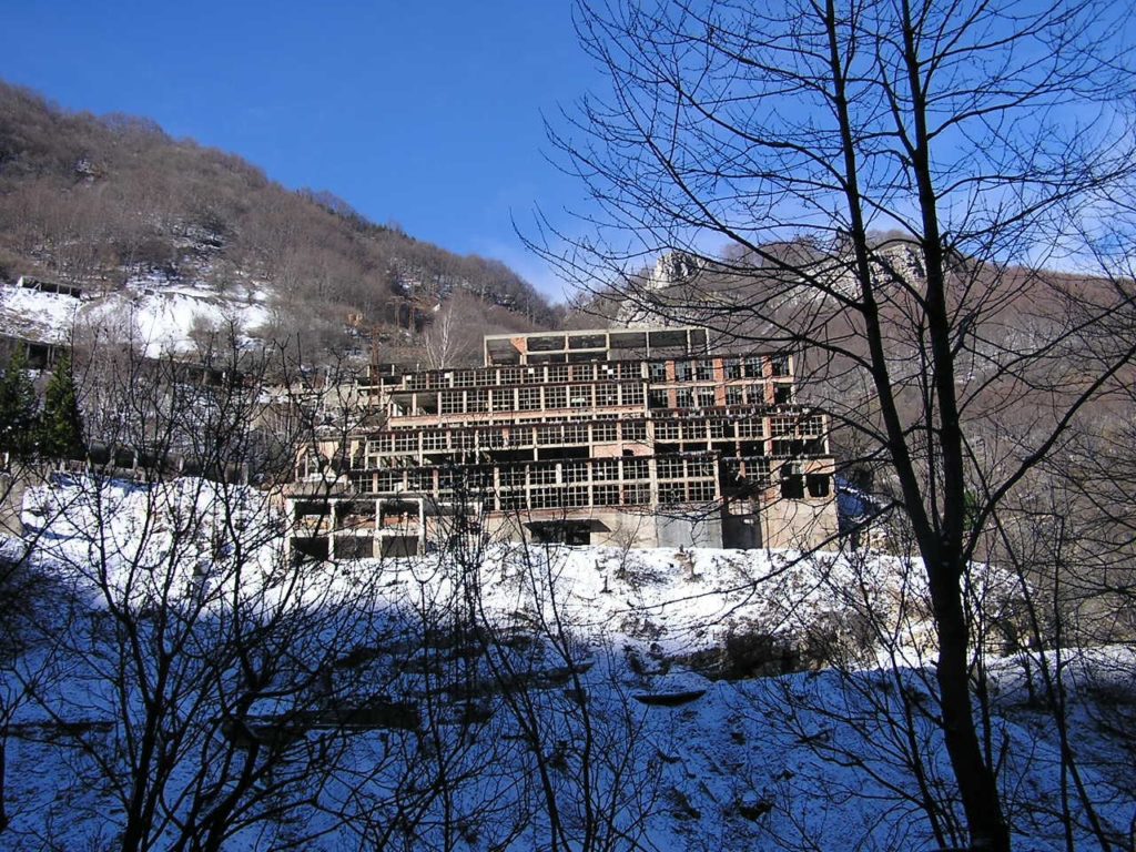 Gli edifici che ospitavano gli impianti di lavorazione del minerale, gli uffici, gli spogliatoi e la mensa minatori erano aggrappati al fianco della montagna in corrispondenza dell'accesso alla galleria principale della miniera.