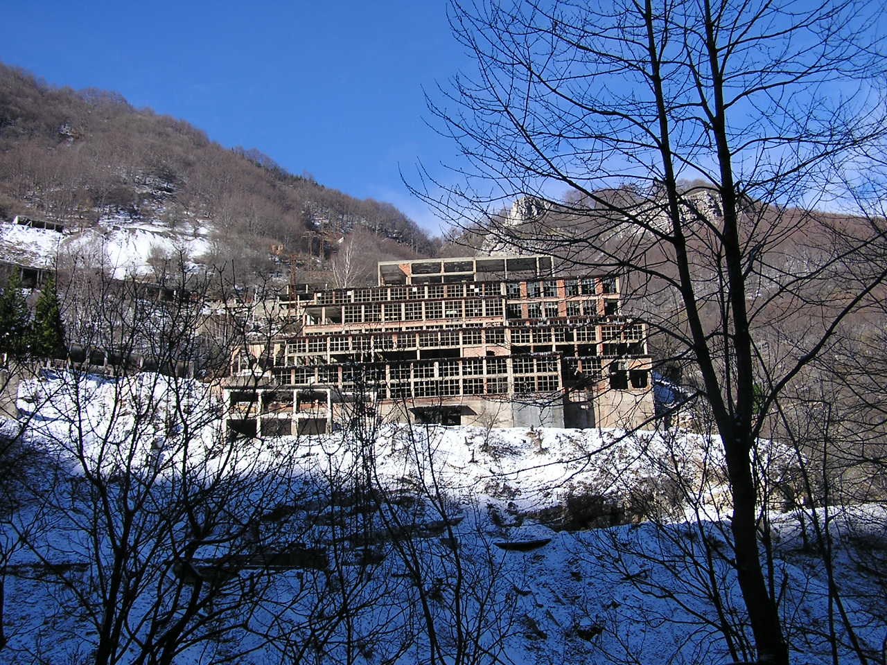 The buildings where the mineral working plants, offices, miners' changing rooms and canteen were located. All these premises had been built on the mountain's flank in proximity to the mine's main tunnel access.