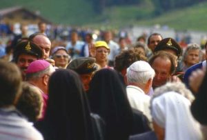 Migliaia di fedeli salirono a Stava per l’incontro con il Santo Padre.