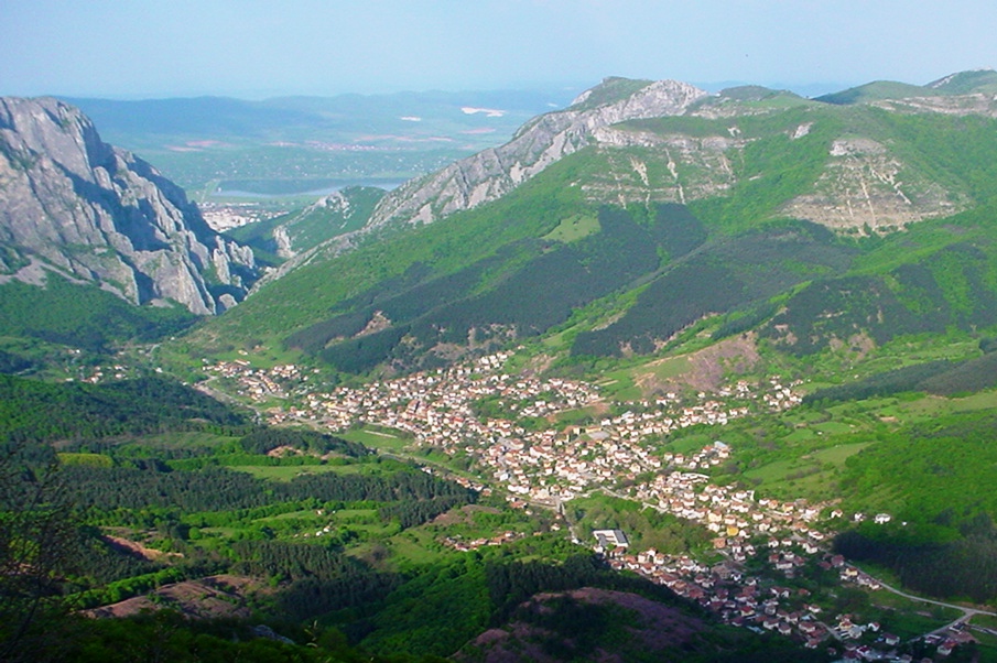 La valle con il paese di Sgorigrad visto dalla miniera Placalnica. Gli amministratori puntano oggi ad un rilancio turistico della zona.