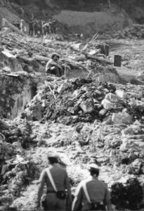 Incredulità e dolore, nel vuoto di una valle straziata.