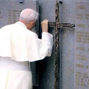 Lunghi minuti aggrappato alla Croce, simbolo dell'umanità piegata sotto il peso di un dolore immane, condiviso fino in fondo. Il 17 luglio 1988 Papa Giovanni Paolo II° visitò i luoghi della catastrofe e si soffermò in preghiera sul cimitero di San Leonardo a Tesero.