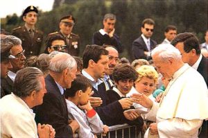 L'incontro fra il Santo Padre ed i familiari delle vittime: "...incrocia gli sguardi dei parenti delle vittime, stringe la mano a tutti, dona una parola di pace e speranza."