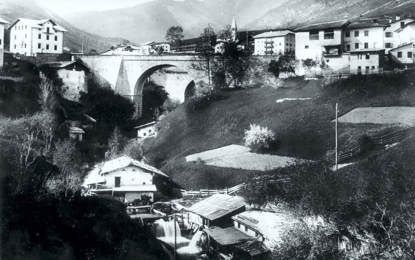 Veduta dei mulini esistenti in passato a valle del ponte in località Cortàl: in primo piano il mulino «del Tonàcio», quindi il mulino «del Ràsa», infine, ai piedi del ponte, il mulino «del Moréto»
